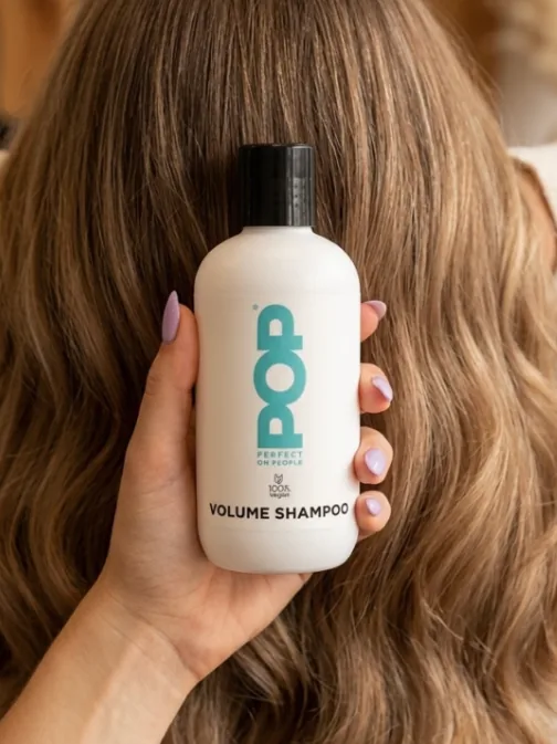 POP Volume Shampoo vastgehouden voor een haarlook